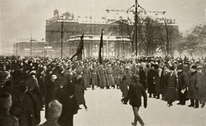Soldaten met Rode Vlaggen Leiden een Enorme Menigte in de Nevsky Prospect, Maart 1917
